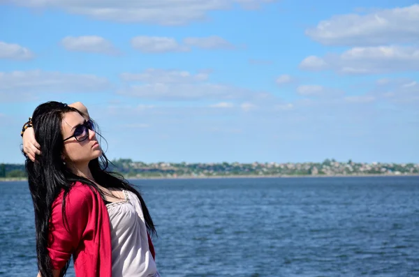 Vacker flicka avkopplande på stranden — Stockfoto