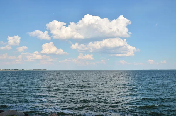 Пейзаж: море, небо, облака — стоковое фото