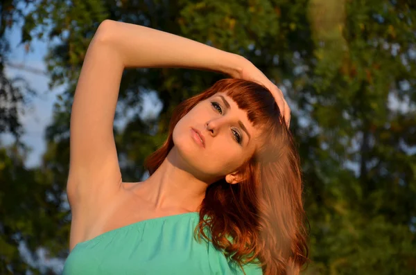 Girl holding his head — Stock Photo, Image