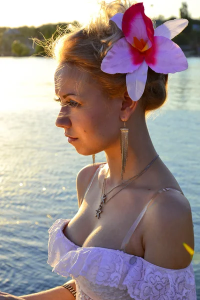 Retrato de una niña con una flor en la naturaleza — Foto de Stock