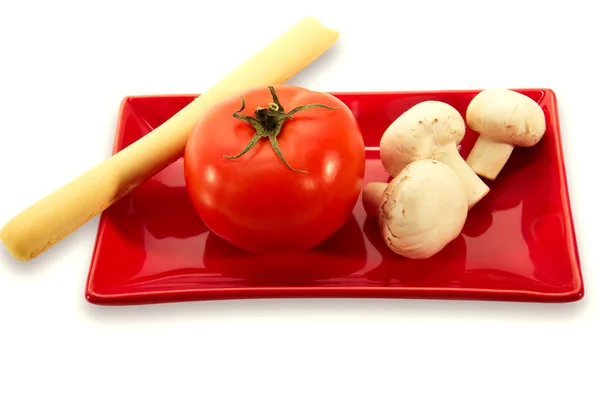 Bir domates, mantar, kırmızı plakalı ekmek