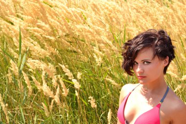 Alan arka plan üzerinde esmer portresi