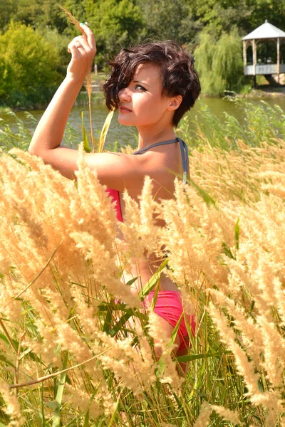 Esmer pembe bir mayo içinde — Stok fotoğraf