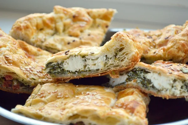 Pasta peynir ve susam ile