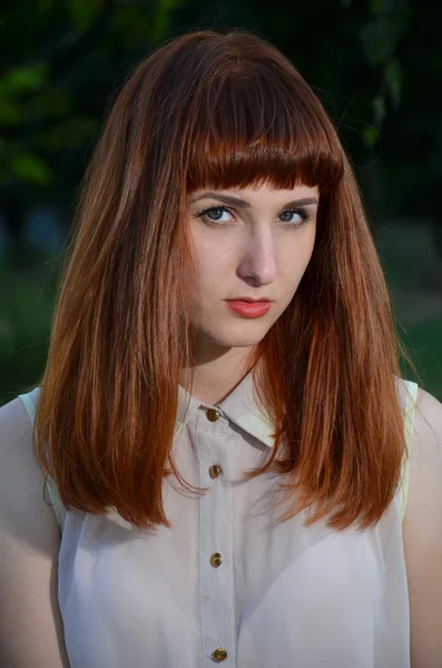 Retrato de uma menina em uma blusa branca — Fotografia de Stock