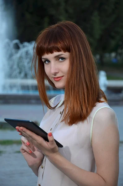 Het meisje met zwarte tablet in handen, smile — Stockfoto