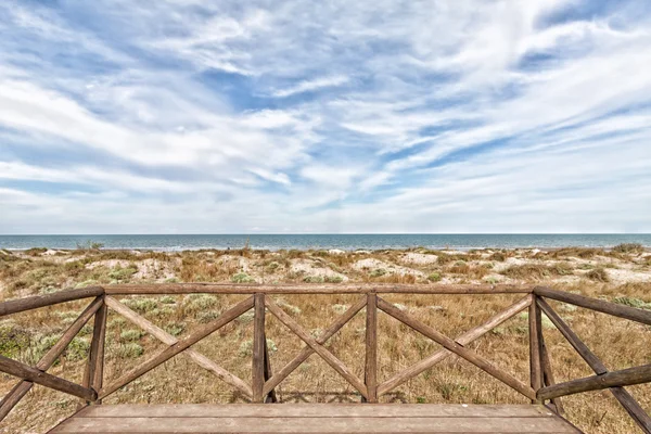 Sahilde deniz uzaktan görünümü