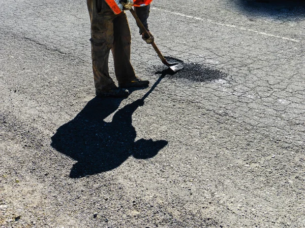 Fechando buracos com asfalto — Fotografia de Stock