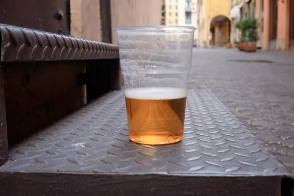 Glas bier links op straat — Stockfoto