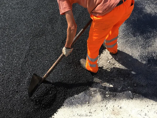 夏にワーカーのアスファルトの道路 ロイヤリティフリーのストック写真