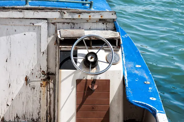 Detalhe de um barco velho pára no porto — Fotografia de Stock