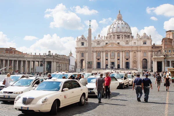 St. Peter's Square with parked taxi — Stock Photo, Image