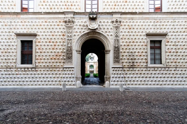 El famoso Palazzo dei Diamanti en Ferrara, Italia —  Fotos de Stock