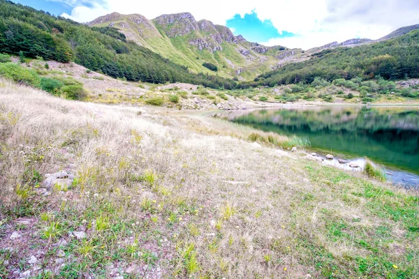 Horské jezero v italských Alpách — Stock fotografie