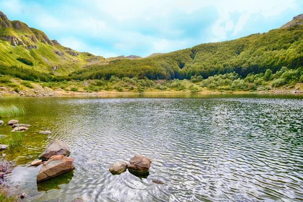 意大利阿尔卑斯山中的高山湖泊 — 图库照片