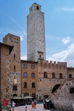 San Gimignano, Italy- 18 Temmuz 2021 Tuscany 'deki eski binaları ve kuleleriyle ünlü ortaçağ şehrine bakınız.