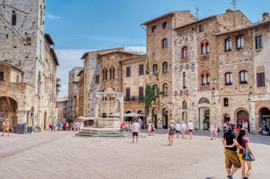 San Gimignano, Italy- 18 Temmuz 2021 Tuscany 'deki eski binaları ve kuleleriyle ünlü ortaçağ şehrine bakınız.
