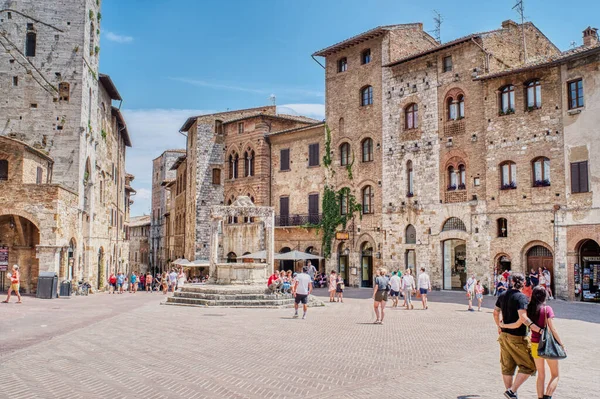 San Gimignano, Italy- 18 Temmuz 2021 Tuscany 'deki eski binaları ve kuleleriyle ünlü ortaçağ şehrine bakınız.