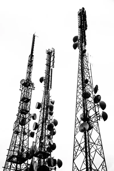 Телекомунікаційні вежі — стокове фото