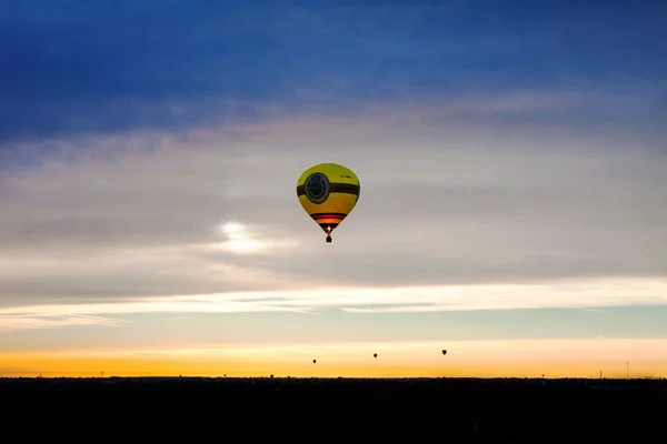 Много воздушных шаров в небе Феррары — стоковое фото