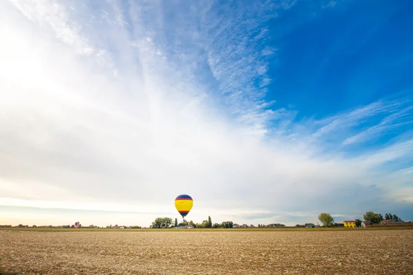 Bir alan üzerinde Ferrara gökyüzünde balon — Stok fotoğraf