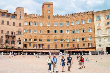 Turistler Piazza del Campo, Siena, İtalya