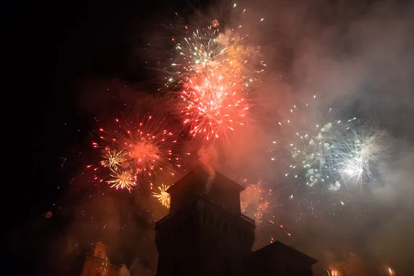 Feuerwerk zu Silvester in ferrara — Stockfoto