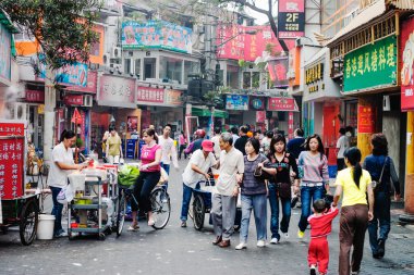 Shanghai, Çin ' in sokak mağaza ve insanlar