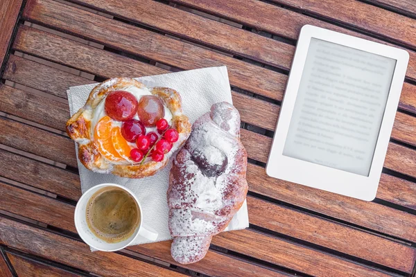 Sweet coffee and reading — Stock Photo, Image