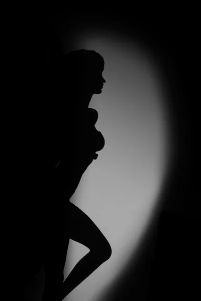 Дівчина позує в чорно-білому — стокове фото