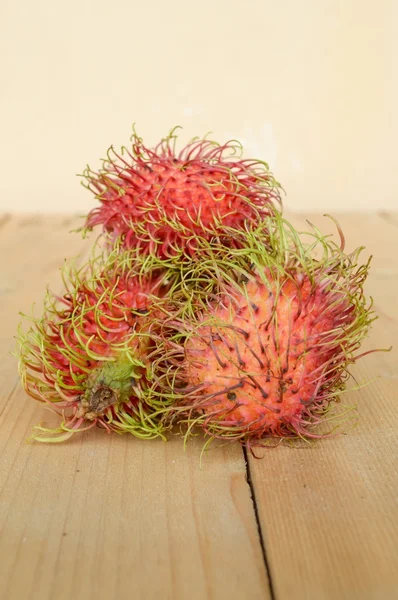 Rambutan fruits sur planche de bois — Photo