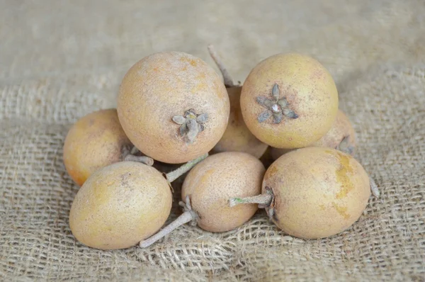 Fruto sapodilla em tecido velho — Fotografia de Stock