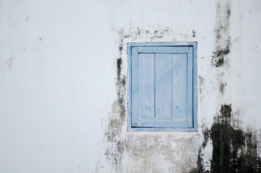 Çimento duvar ahşap pencere