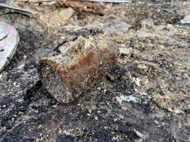 Kül ve teneke kutuyu yere yakın.