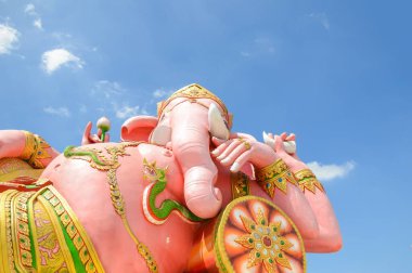 Mavi gökyüzünde pembe Ganesh heykeli