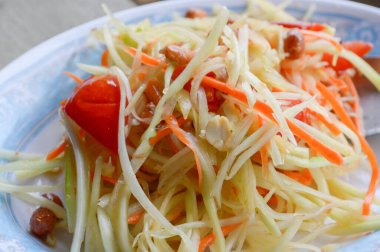 Baharatlı papaya salatası ahşap zeminde - Tayland sağlıklı yiyecekler