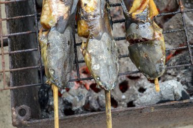 Yakından yayın balığı mangal kömürüyle kızartılır.