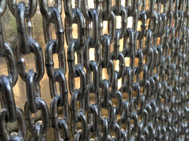 Bahçedeki eski zincir duvarı kapat.