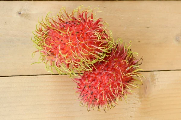 Rambutan Fruits Sur Planche Bois — Photo