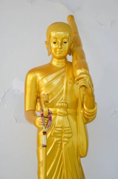 泰国公共庙宇中的黄金佛像 — 图库照片