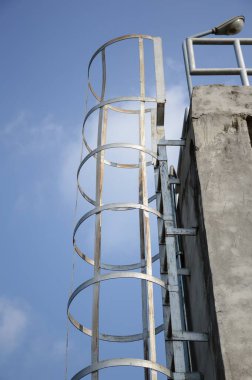 Güvenli metal merdiven terasa