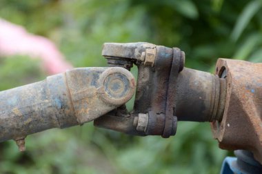 Endüstri sahasındaki demir eklemlerini kapatın.