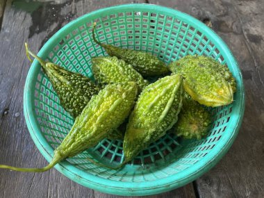 Sepetteki acı kabağı kapat