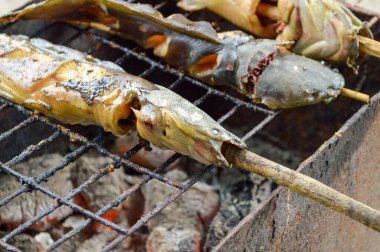 Yakından yayın balığı mangal kömürüyle kızartılır.