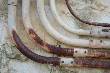 Beton duvardaki metal borular