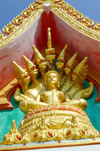 Goldbuddha Statue Mit Köpfigem Naka Drachen Tempel Thailand — Stockfoto