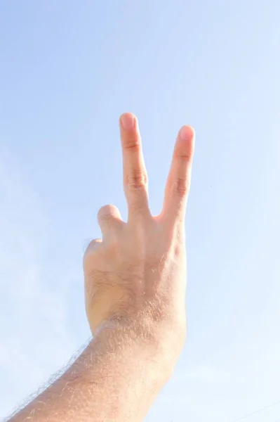 青い空に平和の手 — ストック写真