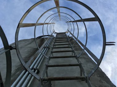 Güvenli metal merdiven terasa