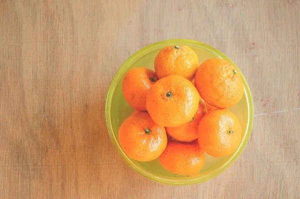 Naranja Sobre Piso Madera —  Fotos de Stock