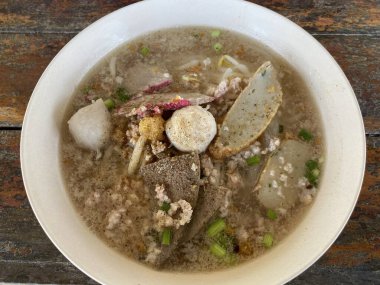 Masadaki tatlı erişteyi kapat.